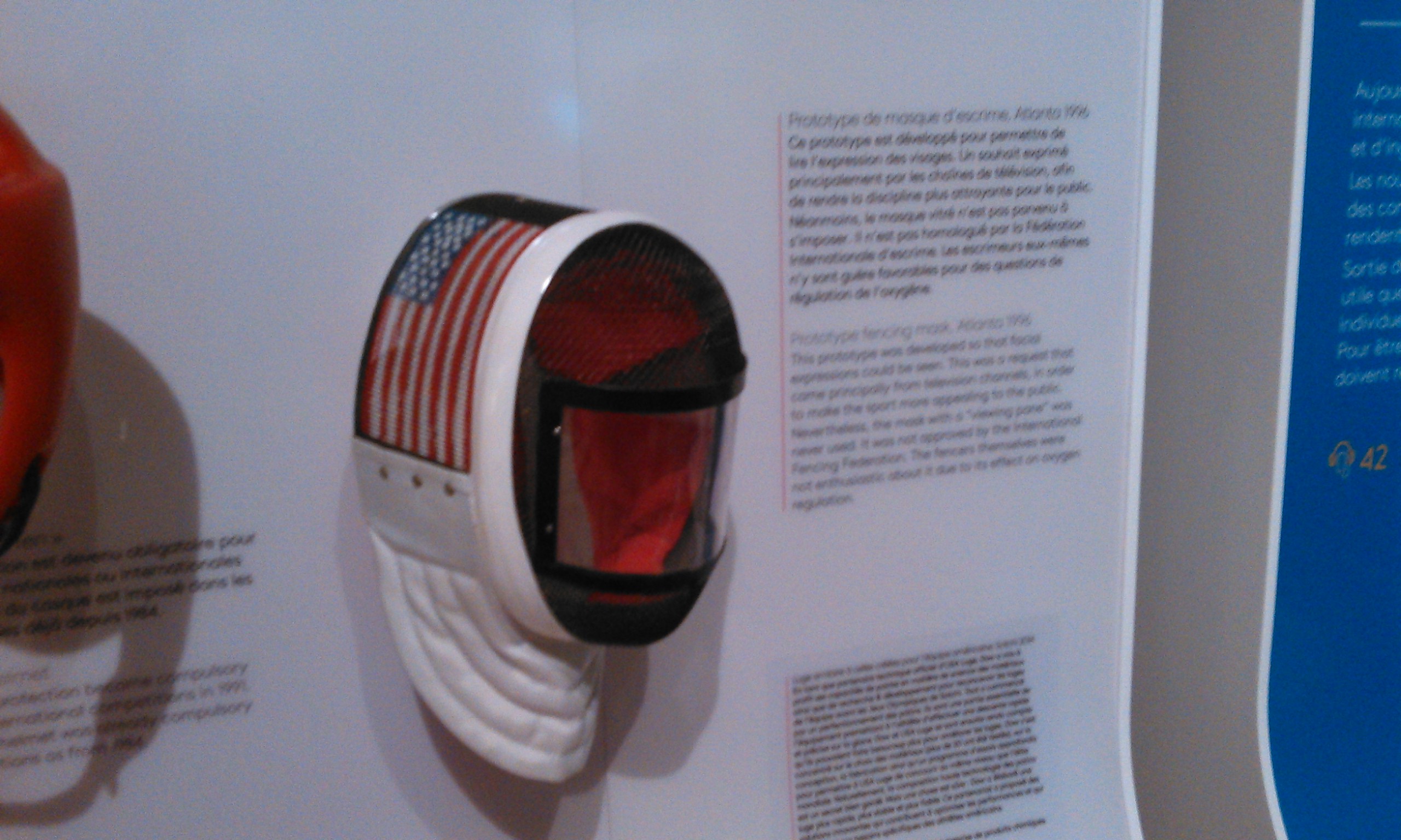 Una maschera con visiera trasparente tra le innovazioni tecnologiche nell'attrezzatura sportiva